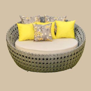 Imagem de Chaise Florida com almofadas coloridas.